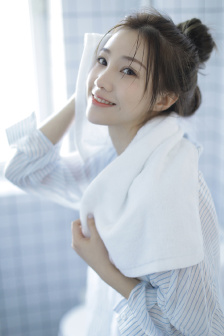 在阴暗的房间中孤独的少女